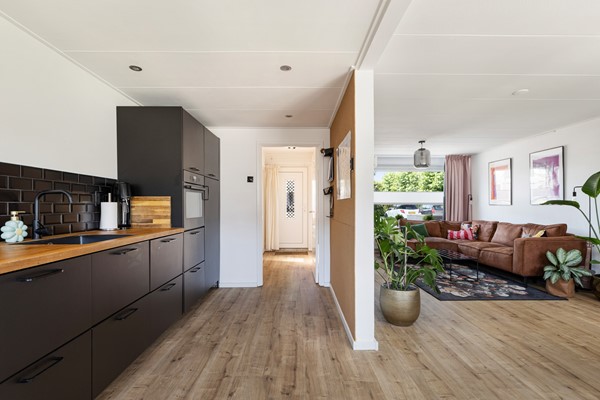 Foto - Te koop: instapklare hoekwoning met oprit en garage!